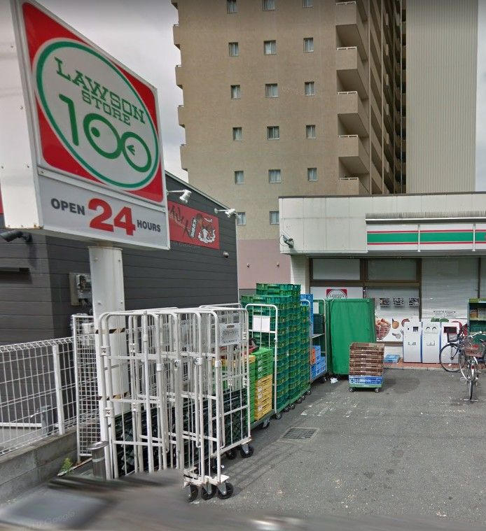 近くのローソン100ストア野里町店まで95m（徒歩2分）