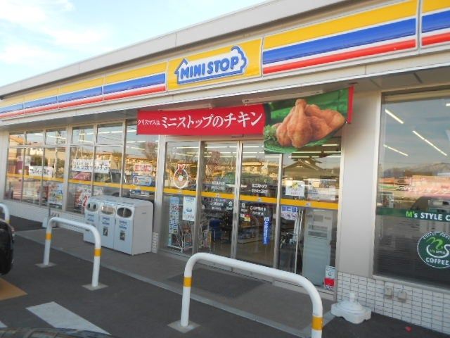 近くのコンビニまで632m（徒歩8分）