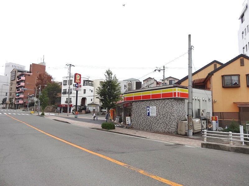 近くのデイリーヤマザキ 関西国際大学山手C前店まで382m(徒歩5分)