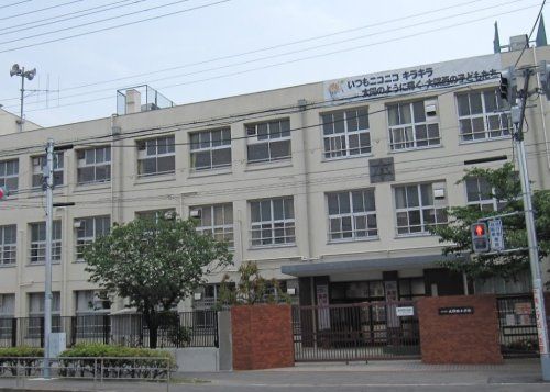 近くの大阪市立大隅西小学校まで293m（徒歩4分）