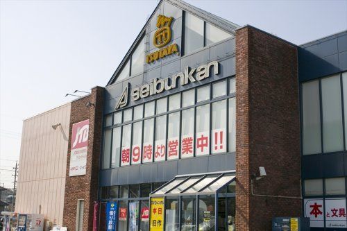 近くの精文館書店荒尾店まで499m（徒歩7分）