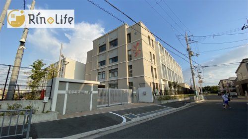 近くの小学校まで694m（徒歩9分）