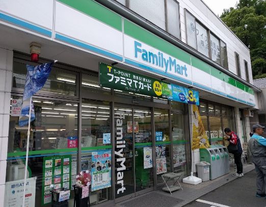 近くのファミリーマート 横須賀追浜店まで587m(徒歩8分)
