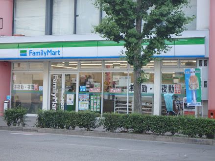 近くのファミリーマート 河原町丸太町店まで262m(徒歩4分)