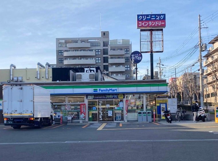 近くのファミリーマート 吹田上山手町店まで293m(徒歩4分)