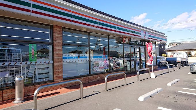 近くのセブンイレブン 伊勢崎南千木町店まで823m（徒歩11分）