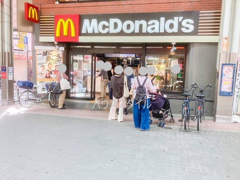 近くの飲食店まで693m（徒歩9分）