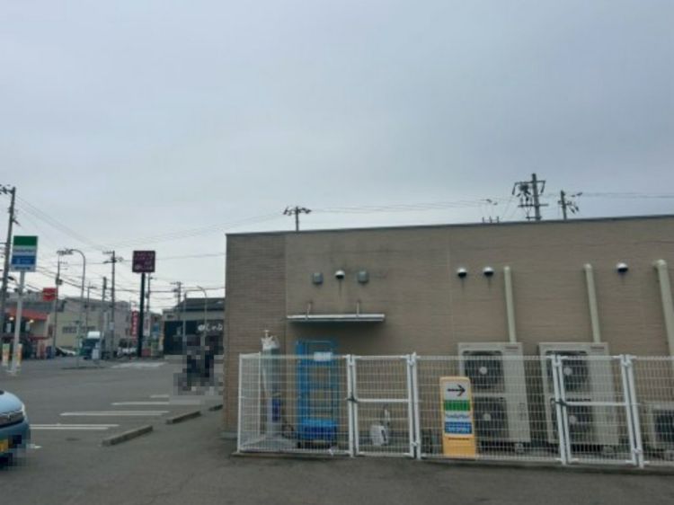 近くのファミリーマート 今治東村一丁目店まで595m(徒歩8分)