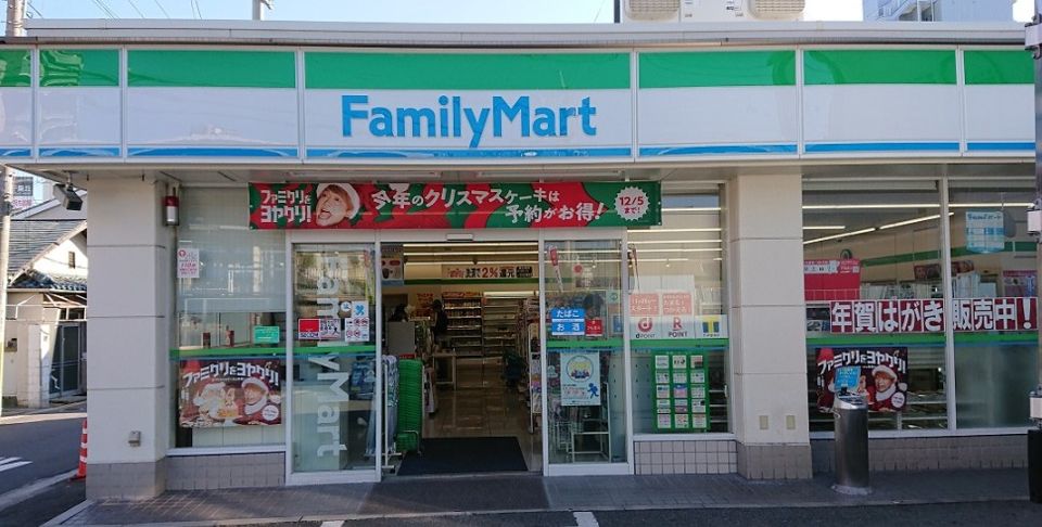 近くのコンビニまで302m（徒歩4分）