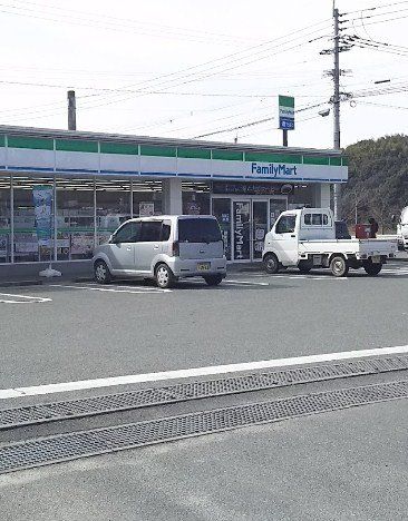 近くのファミリーマート玉名石貫店まで1,260m（徒歩16分）