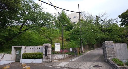 近くの横浜市立浜中学校まで442m（徒歩6分）