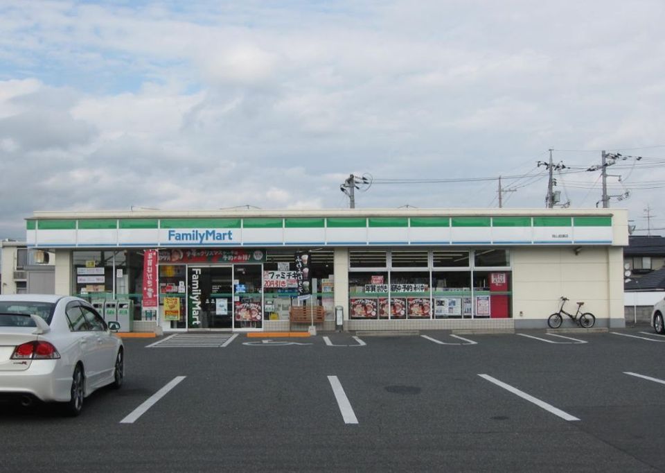 近くのコンビニまで834m（徒歩11分）