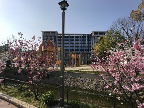 近くの呉市役所まで987m（徒歩13分）