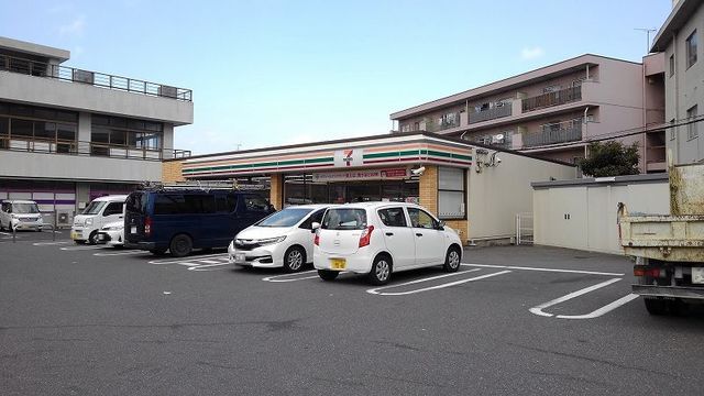 近くのコンビニまで604m（徒歩8分）