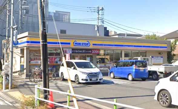 近くのミニストップ板橋日大病院前まで1,040m（徒歩13分）