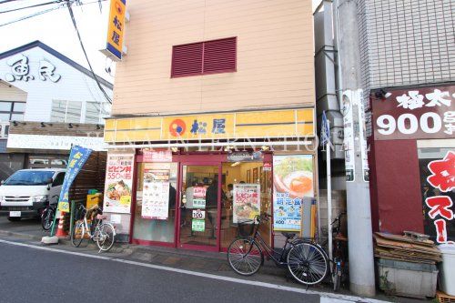 近くの飲食店まで724m（徒歩10分）