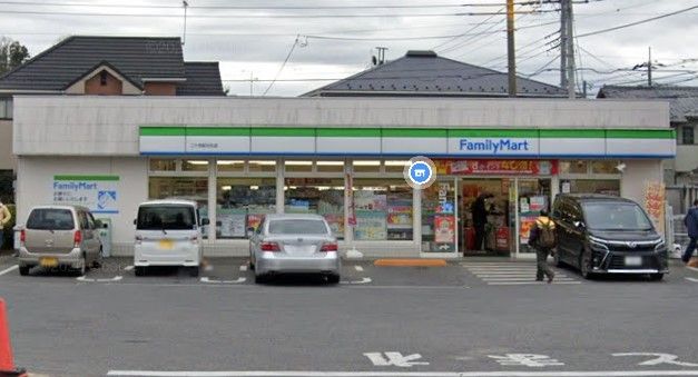近くのファミリーマート 二十世紀が丘店まで827m（徒歩11分）