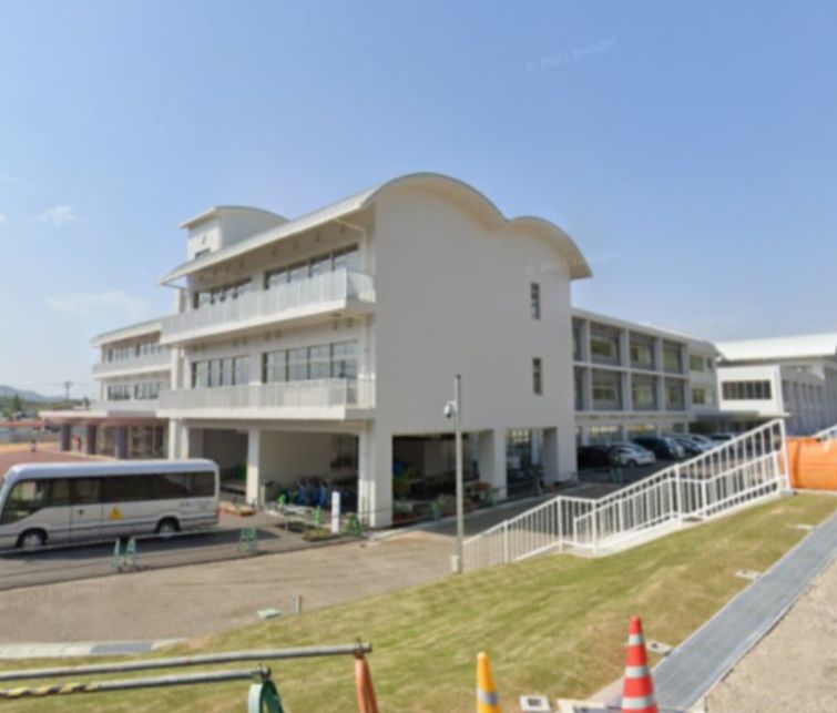 近くの白鳥中学校まで1,438m(徒歩18分)