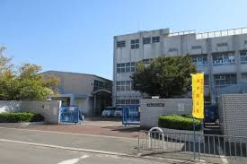 近くの小学校まで906m（徒歩12分）