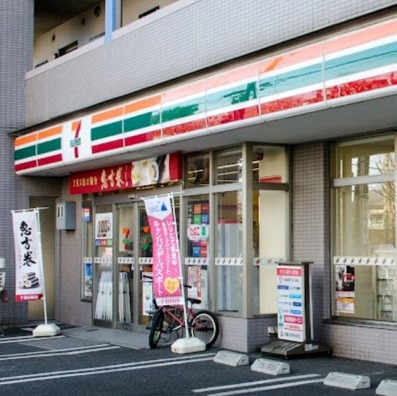 近くのコンビニまで402m（徒歩6分）