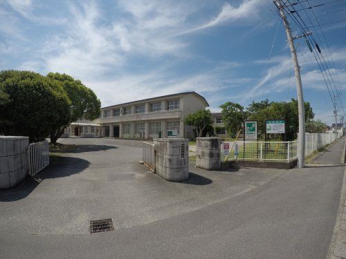 近くの中津市立城北中学校まで1,708m（徒歩22分）