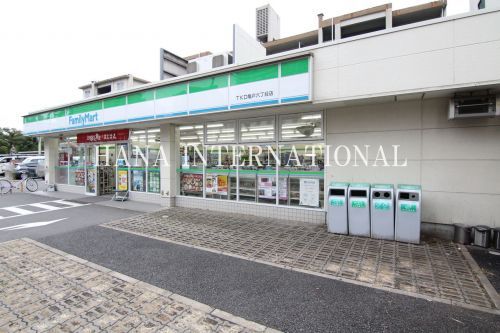 近くのファミリーマートＴＫＤ亀戸六丁目店まで137m（徒歩2分）