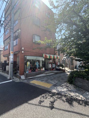近くのブティックDo本店まで1,198m（徒歩15分）