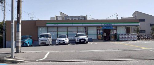 近くのファミリーマート 箕面粟生外院店まで877m(徒歩11分)