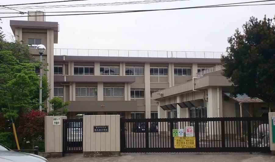 近くの横須賀市立鶴久保小学校まで677m(徒歩9分)