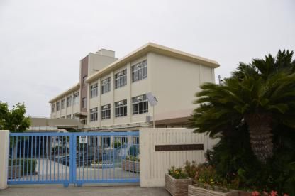 近くの神戸市立塩屋北小学校まで2,387m(徒歩30分)