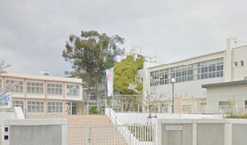 近くの小学校まで422m（徒歩6分）