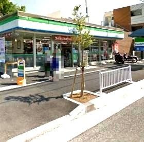 近くのファミリーマート港北師岡町店まで649m(徒歩9分)