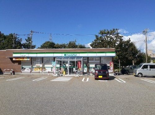 近くのファミリーマート 緑の丘公園前店まで281m（徒歩4分）