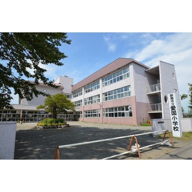 近くの小学校まで991m（徒歩13分）