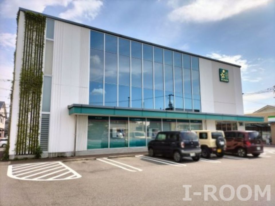 近くの伊予銀行東野支店まで947m（徒歩12分）