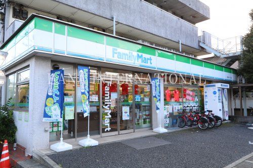 近くのファミリーマートまで741m（徒歩10分）