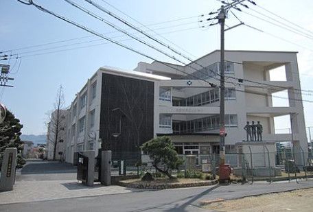 近くの大東市立南郷中学校まで434m（徒歩6分）
