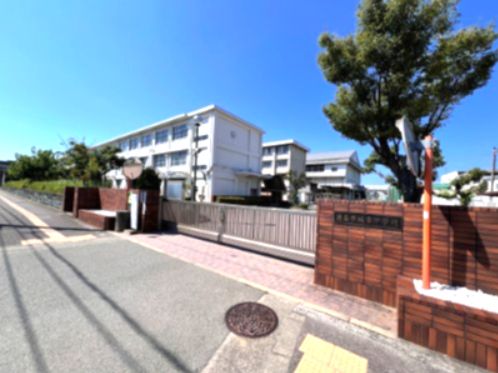 近くの徳島市立城東中学校まで609m(徒歩8分)