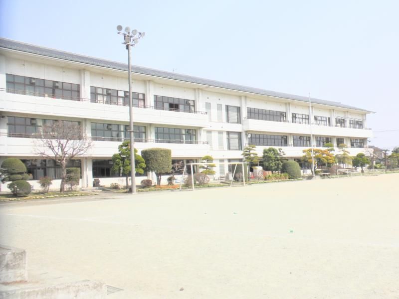 近くの太田市立南中学校まで692m（徒歩9分）