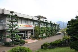 近くの綾歌中学校まで2,912m（徒歩37分）