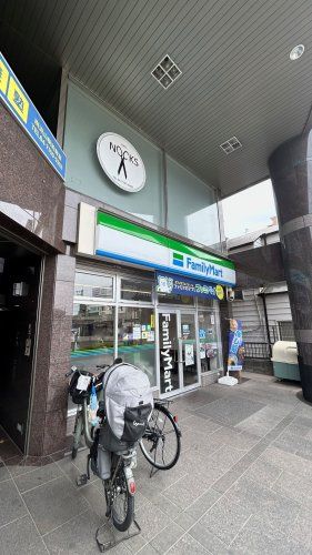 近くのファミリーマート南流山駅前店まで602m（徒歩8分）