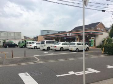 近くのコンビニまで278m（徒歩4分）