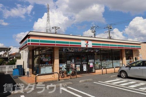 近くのコンビニまで494m（徒歩7分）