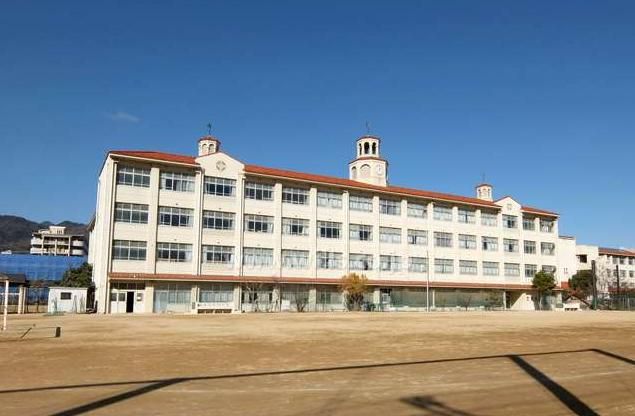近くの神戸市立本庄中学校まで688m(徒歩9分)