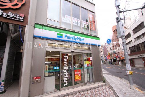 近くのファミリーマートまで62m（徒歩1分）
