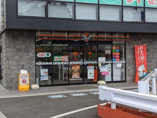 近くのコンビニまで239m（徒歩3分）