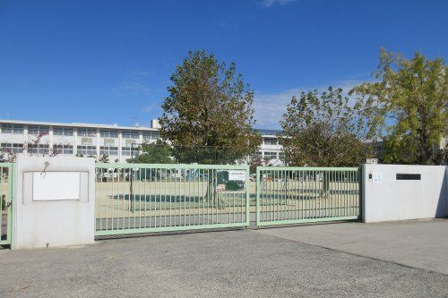近くの四條畷市立四條畷小学校まで568m(徒歩8分)