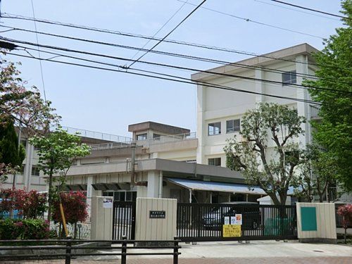 近くの横須賀市立鶴久保小学校まで962m(徒歩13分)