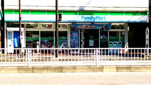 近くのファミリーマート和田屋万世町店まで308m（徒歩4分）