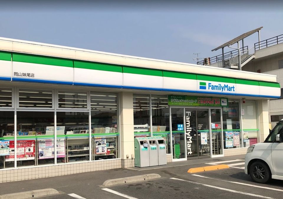 近くのコンビニまで676m（徒歩9分）